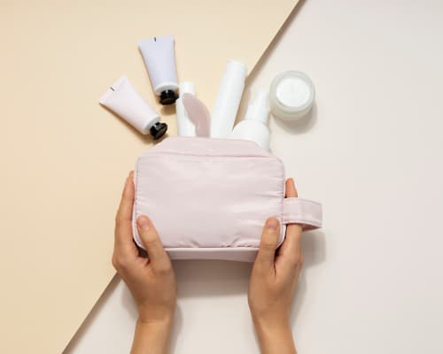 trousse de toilette avec des produits de beautés autour