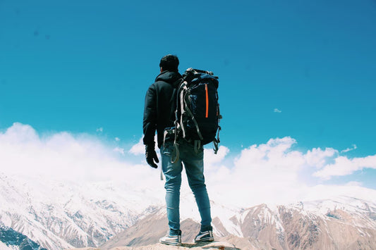 backpacker sur une montagne