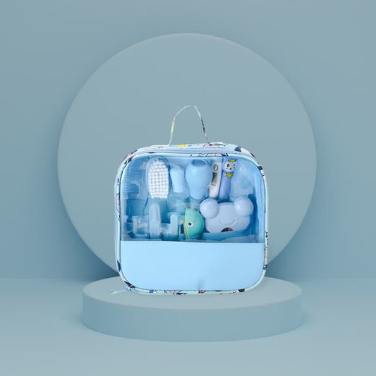 kit de soin bébé sur fond bleu