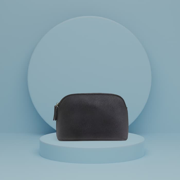 grande trousse de toilette solide cuir sur fond bleu