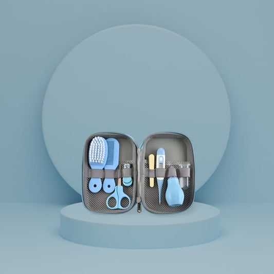 kit hygiène bébé sur fond bleu